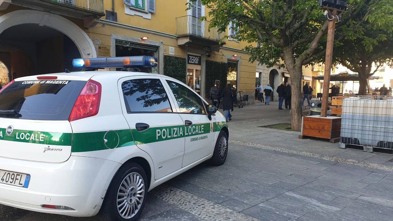 Anche gli agenti della polizia locale si sono recati nel bar teatro dell’aggressione Anche gli agenti della polizia locale si sono recati nel bar teatro dell’aggressione