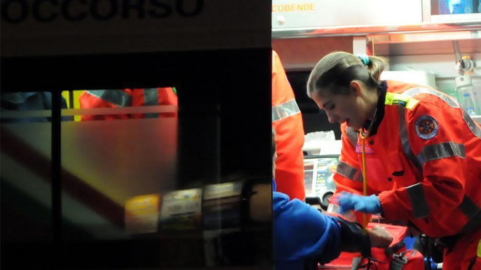 Fendente al collo per una catenina. Turista americano ferito sul treno Fendente al collo per una catenina. Turista americano ferito sul treno