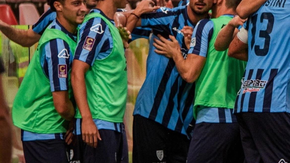 L’esultanza dei giocatori del Lecco dopo il gol del vantaggio L’esultanza dei giocatori del Lecco dopo il gol del vantaggio