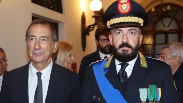 Il sindaco Giuseppe Sala e il comandante dei ghisa Gianluca Mirabelli Il sindaco Giuseppe Sala e il comandante dei ghisa Gianluca Mirabelli