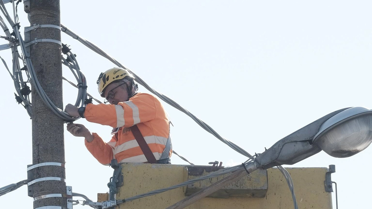Tecnici al lavoro per il ripristino della distribuzione della corrente elettrica (foto repertorio)