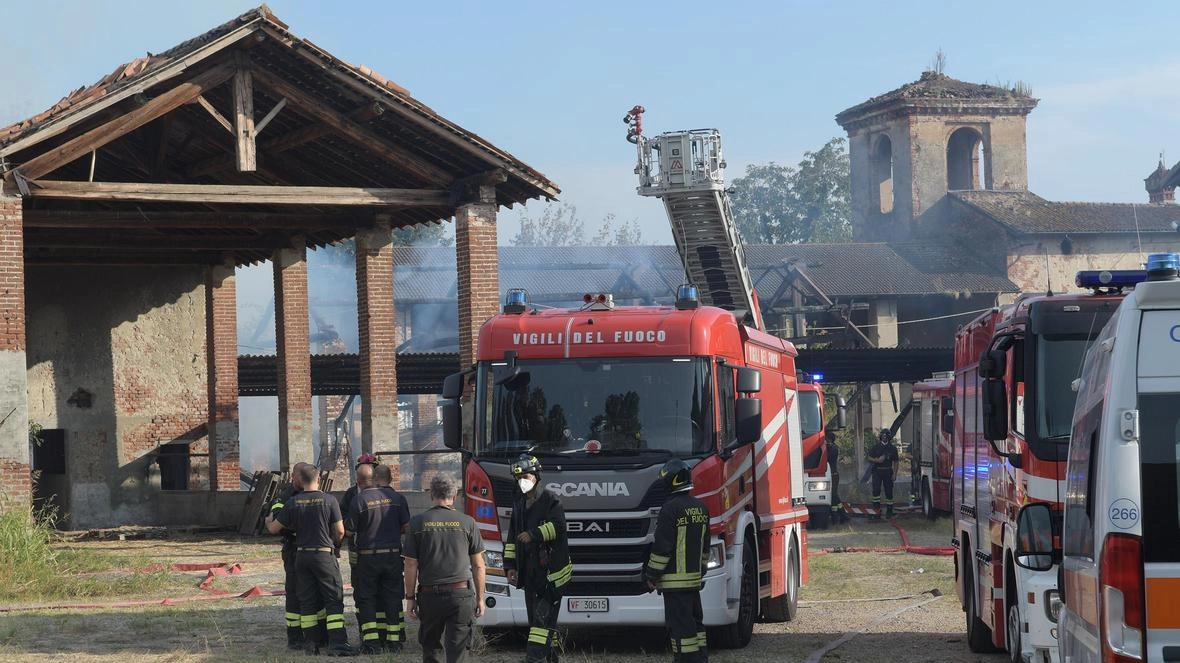 A fuoco alcune rotoballe: intervenuti i pompieri, carabinieri e polizia locale. Sul posto il sindaco Carmagnani. Riscontrata la presenza di amianto sul tetto, che non sarebbe stato intaccato dalle fiamme. Bonifica in vista. A fuoco alcune rotoballe: intervenuti i pompieri, carabinieri e polizia locale. Sul posto il sindaco Carmagnani. Riscontrata la presenza di amianto sul tetto, che non sarebbe stato intaccato dalle fiamme. Bonifica in vista.