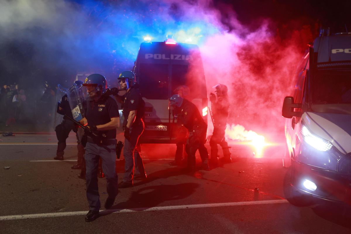 Brescia, scontri con la polizia al corteo (non previsto) pro Palestina Brescia, scontri con la polizia al corteo (non previsto) pro Palestina