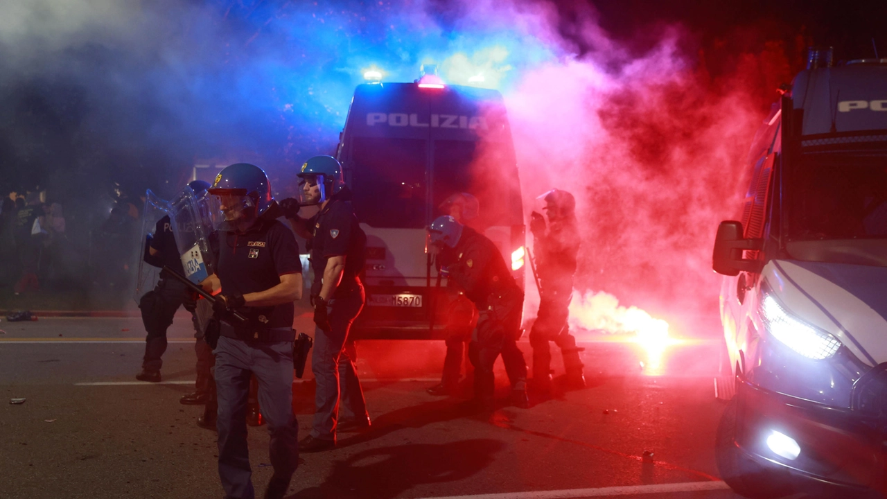 Un momento degli incidenti alla Stazione di Brescia tra i manifestanti contro la guerra a Gaza e la Polizia