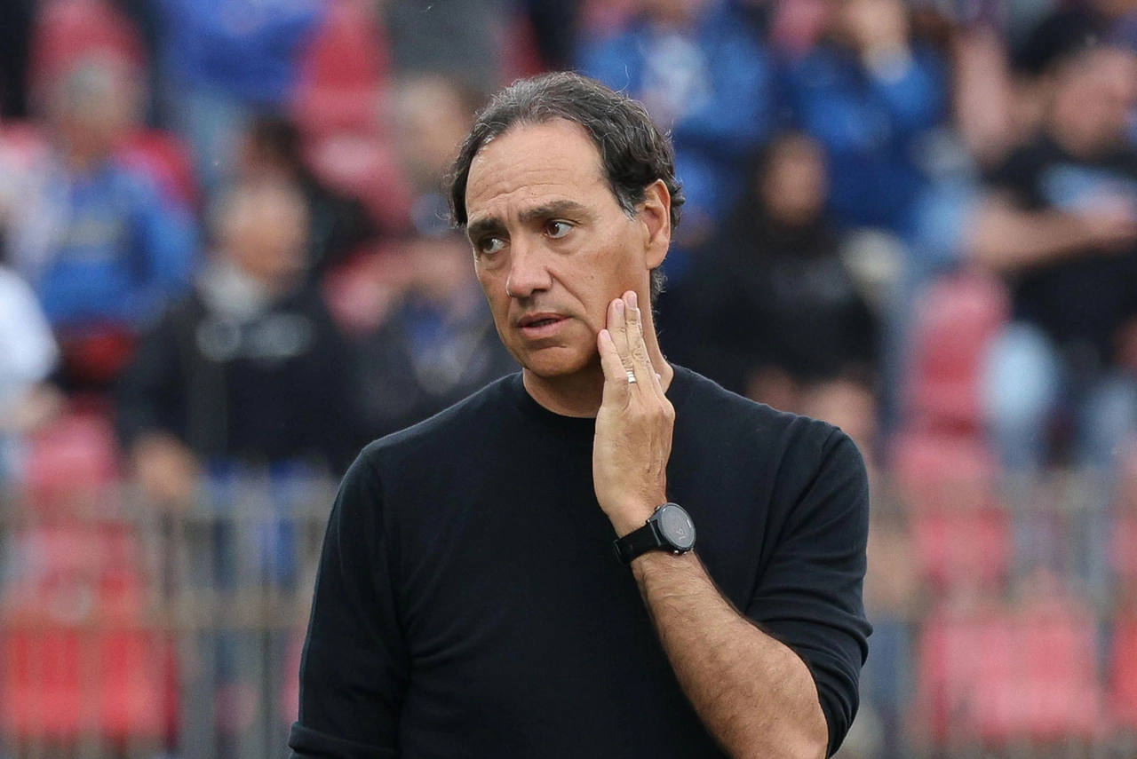 L'espressione "nera", come il colore degli abiti, dell'allenatore del Monza Alessandro Nesta