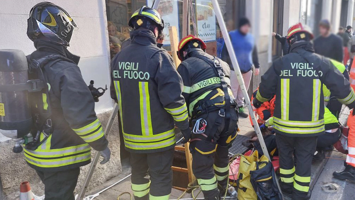 L'intervento per soccorrere la persona finita in un tombino a Monza