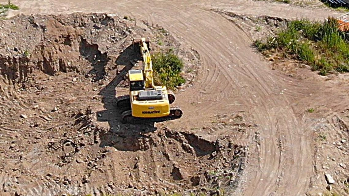 Una pala meccanica ripresa dall’alto Il progetto della tangenziale seguito dall’ex sindaco Spada va avanti Una pala meccanica ripresa dall’alto Il progetto della tangenziale seguito dall’ex sindaco Spada va avanti