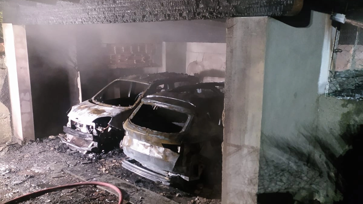 Le auto bruciate nel garage Le auto bruciate nel garage