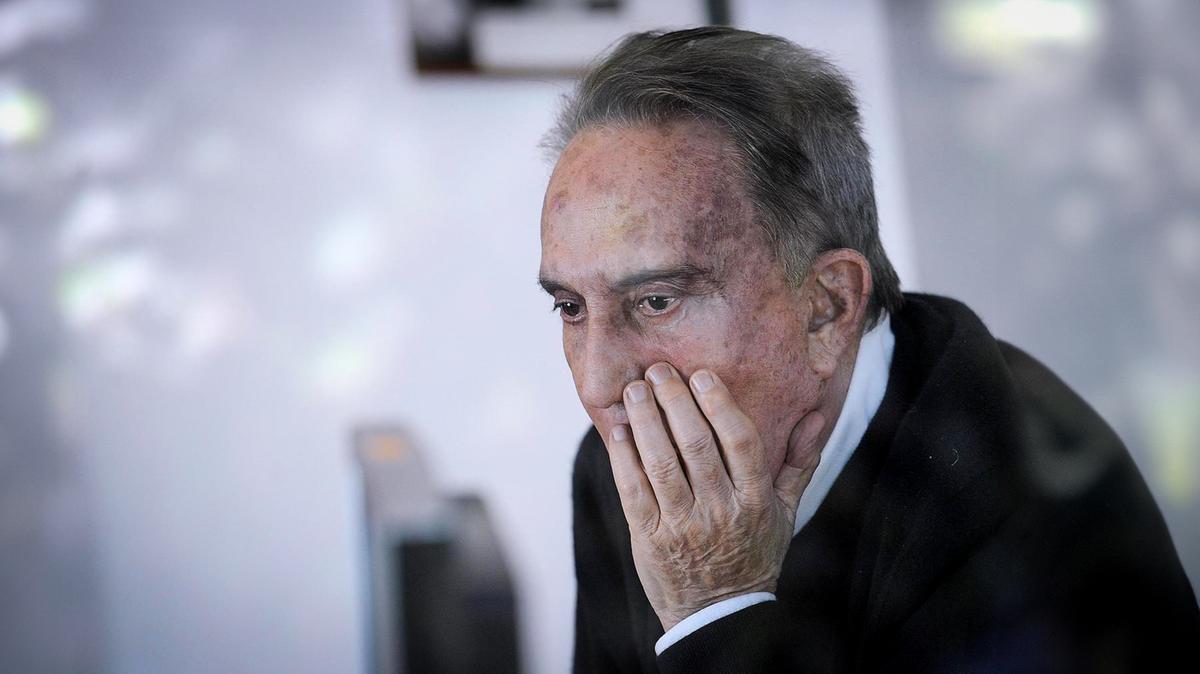 Emilio Fede è in gravi condizioni: il leggendario volto del Tg4 lotta per la vita a 94 anni Emilio Fede è in gravi condizioni: il leggendario volto del Tg4 lotta per la vita a 94 anni