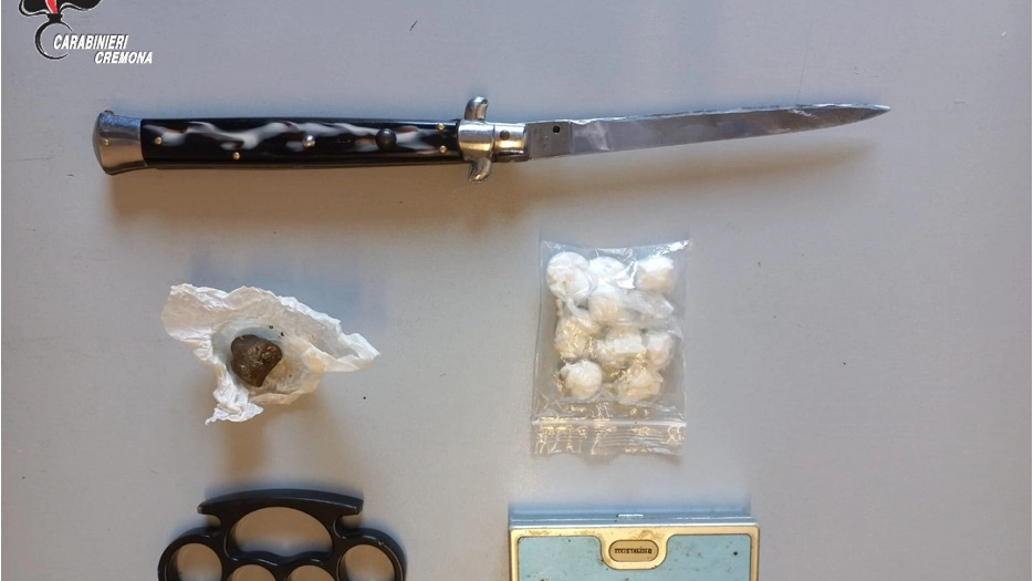 Droga, coltello e tirapugni sequestrati