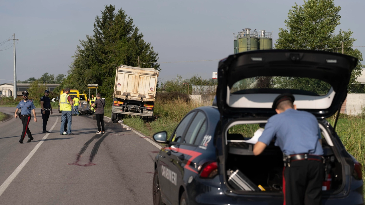 Il luogo dell'incidente mortale tra un tir ed una moto in via Nerviano a Lainate Il luogo dell'incidente mortale tra un tir ed una moto in via Nerviano a Lainate