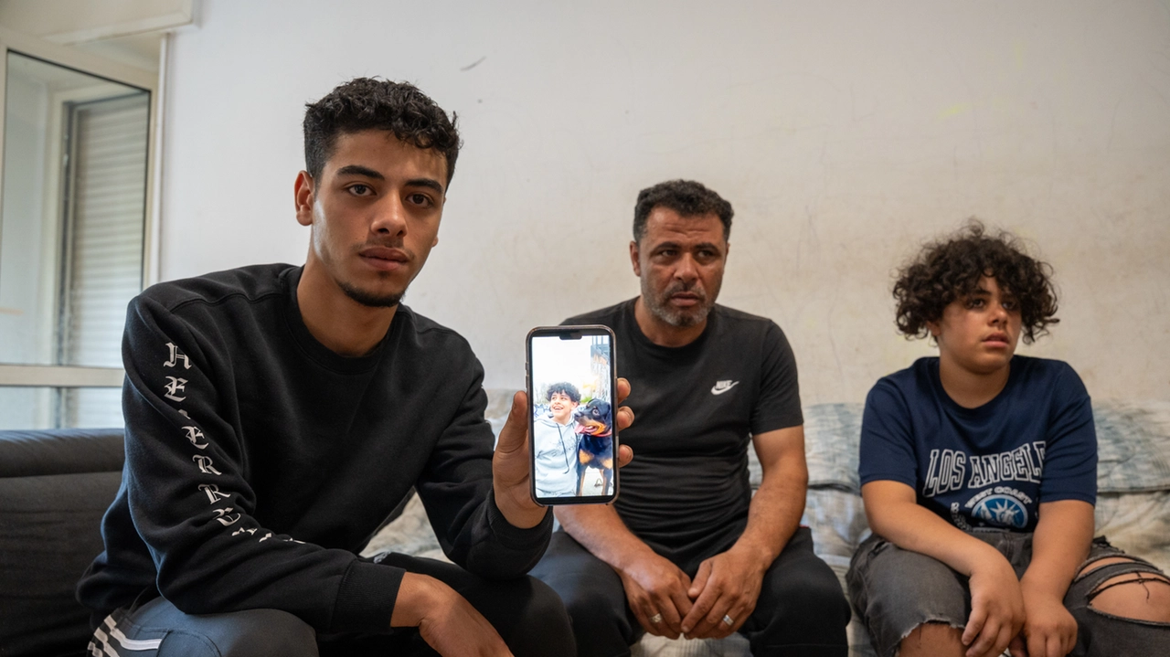 Fratelli e parenti e casa di Hazem, a Ponte Lambro (foto Davide Canella)