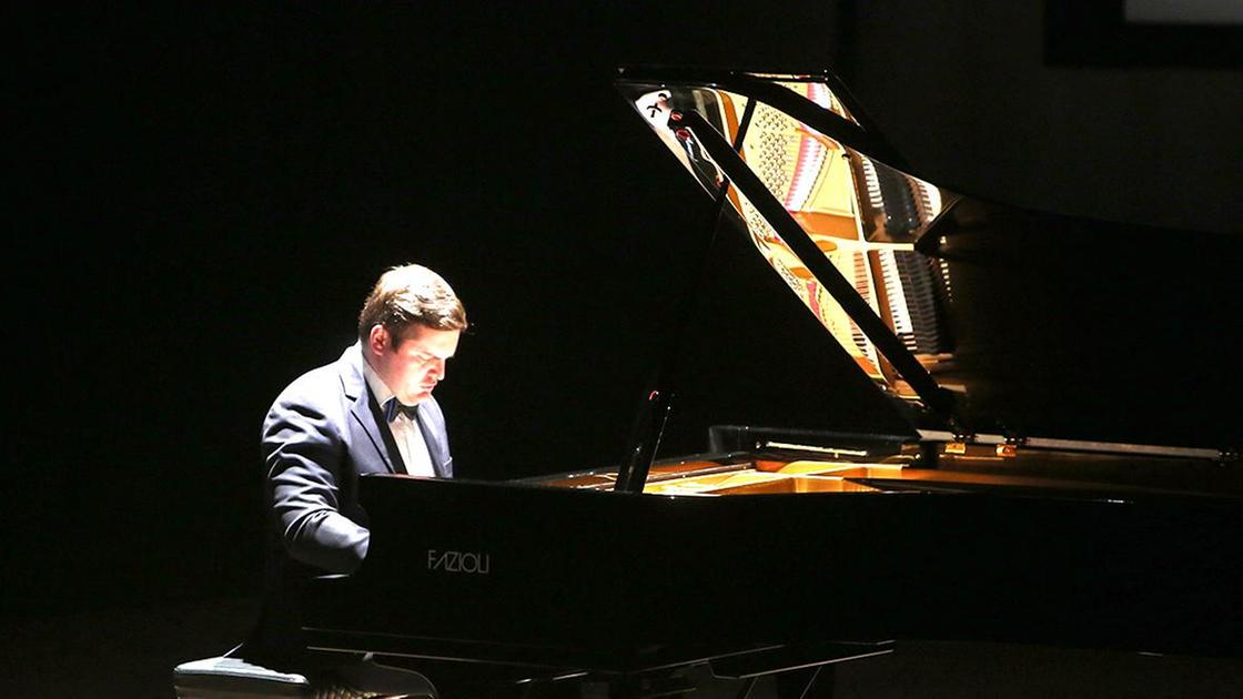 Giovani pianisti sotto l’Arengario Giovani pianisti sotto l’Arengario