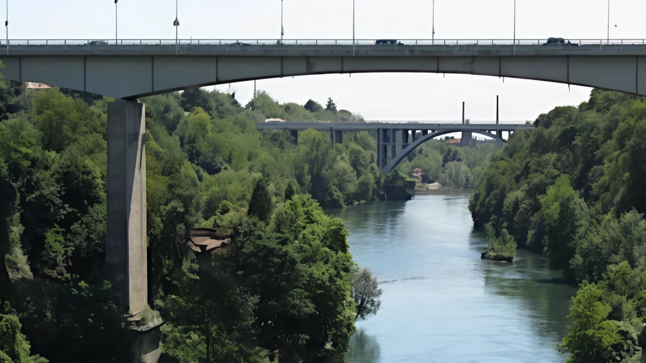 Il ponte che ha un parapetto a strapiombo: I cittadini si sono mobilitati perché ci siano reti di protezioni Il ponte che ha un parapetto a strapiombo: I cittadini si sono mobilitati perché ci siano reti di protezioni