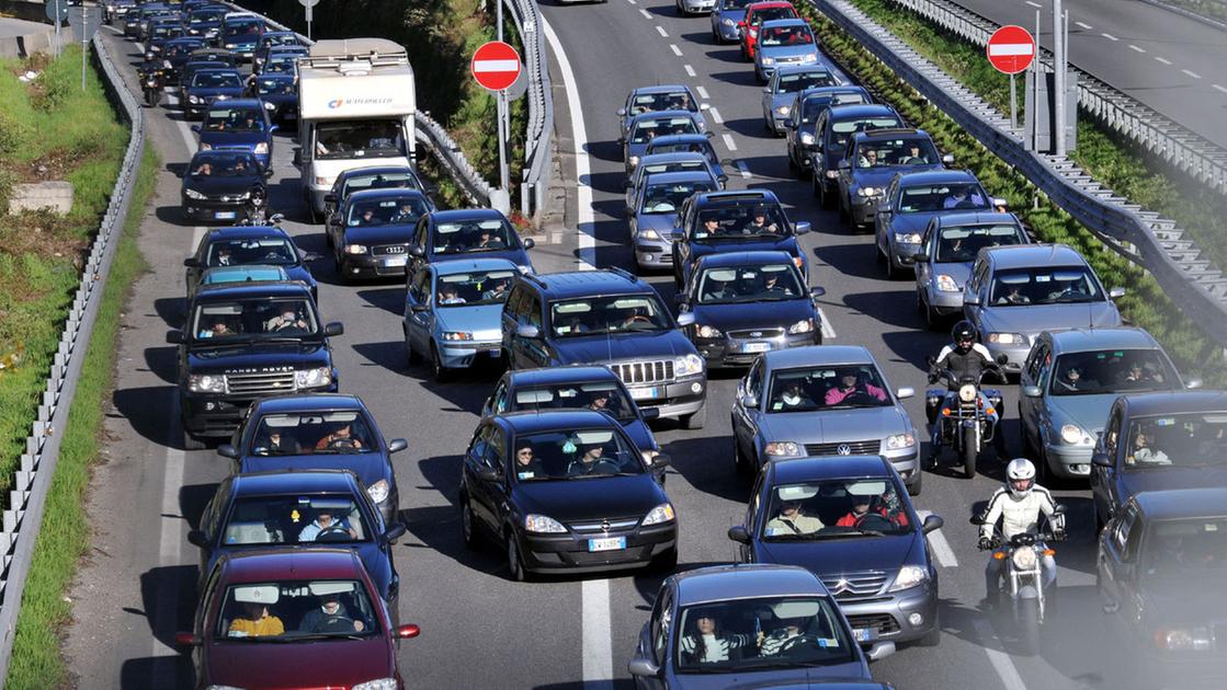 doppio incidente sulla statale 36 quasi 10 chilometri di coda tra milano e lecco 200 tutto bloccato