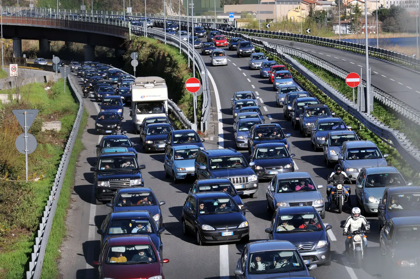 Doppio incidente sulla Statale 36, quasi 10 chilometri di coda tra Milano e Lecco: “È tutto bloccato”