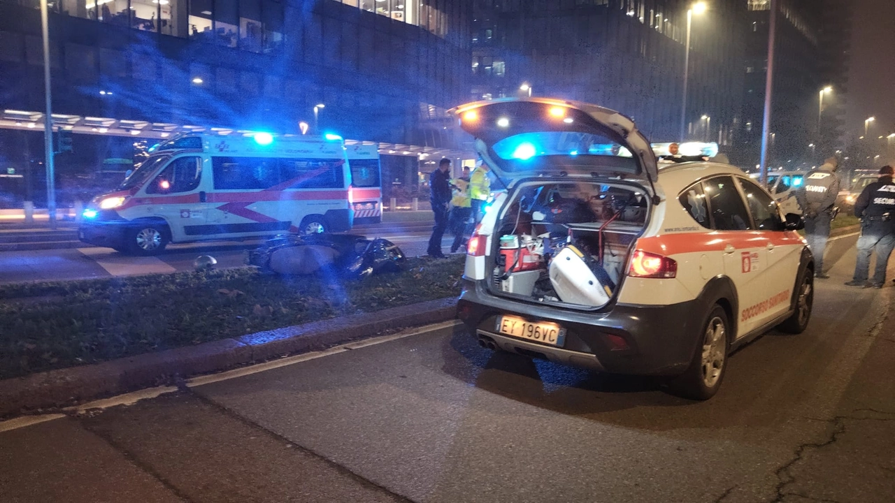 L'incidente è avvenuto a Milano in zona viale Liberazione. Grave un ragazzo di 27 anni (foto Ansa/Fasani) L'incidente è avvenuto a Milano in zona viale Liberazione. Grave un ragazzo di 27 anni (foto Ansa/Fasani)