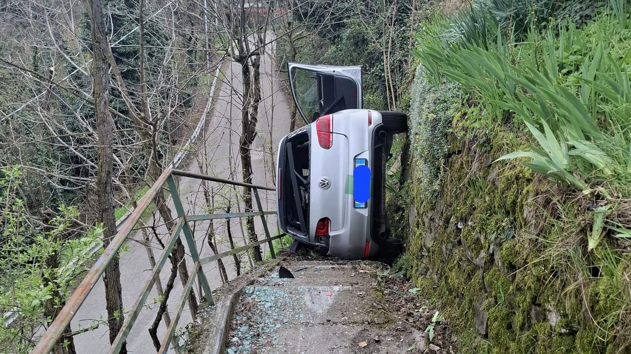 L'auto è finita su una scalinata