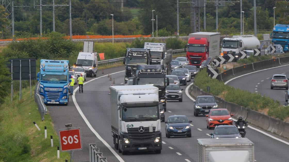 san donato camionista accusa un malore alla guida e si schianta in autostrada morto 40enne