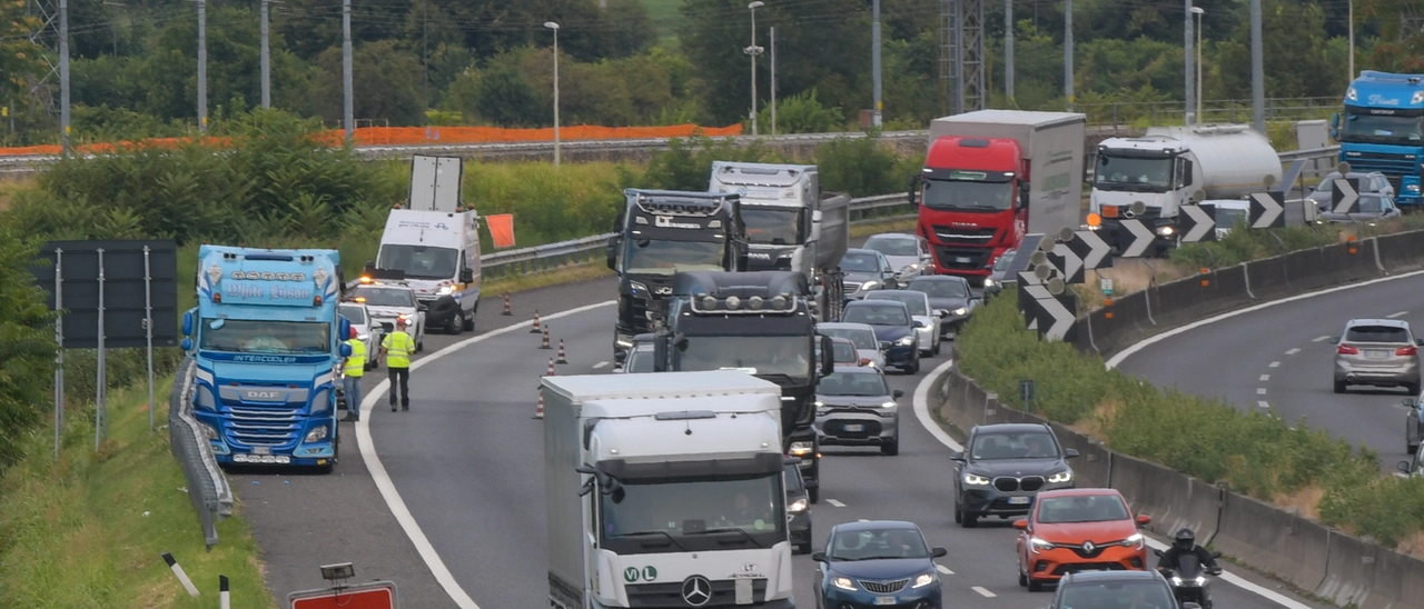 San Donato, camionista accusa un malore alla guida e si schianta in autostrada: morto 40enne