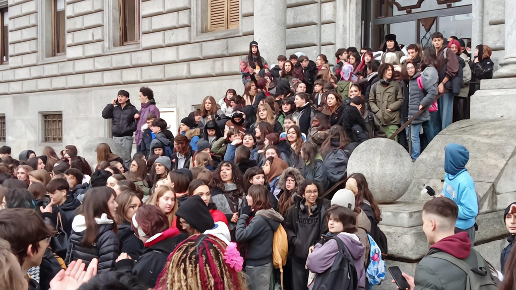 Studenti e docenti del liceo artistico Nanni Valentini protestano a Monza contro le condizioni climatiche inaccettabili. Studenti e docenti del liceo artistico Nanni Valentini protestano a Monza contro le condizioni climatiche inaccettabili.