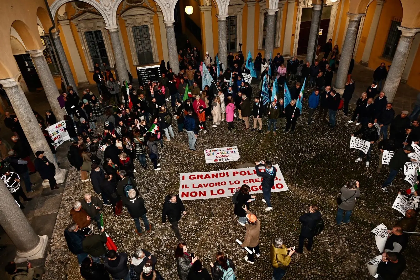 Como, niente luna park e asili nido chiusi: la protesta in Comune di giostrai e genitori