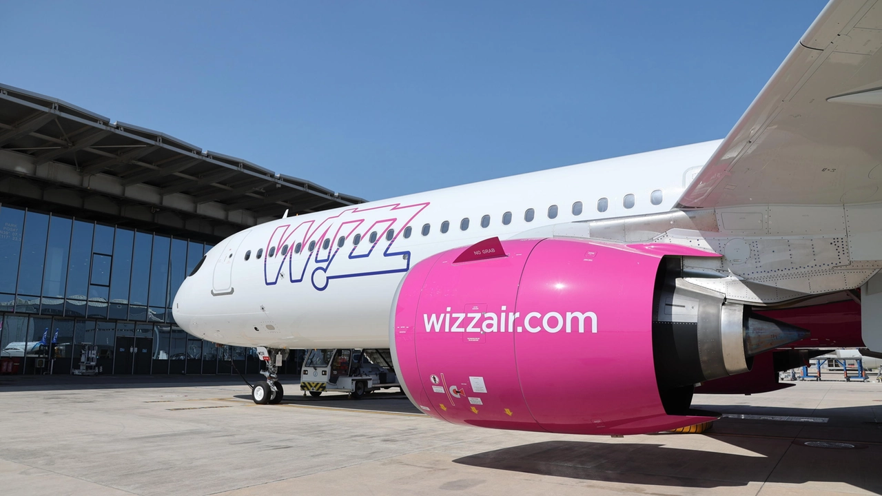 Un aereo "targato" Wizz Air sulla pista di un aeroporto (Archivio) Un aereo "targato" Wizz Air sulla pista di un aeroporto (Archivio)