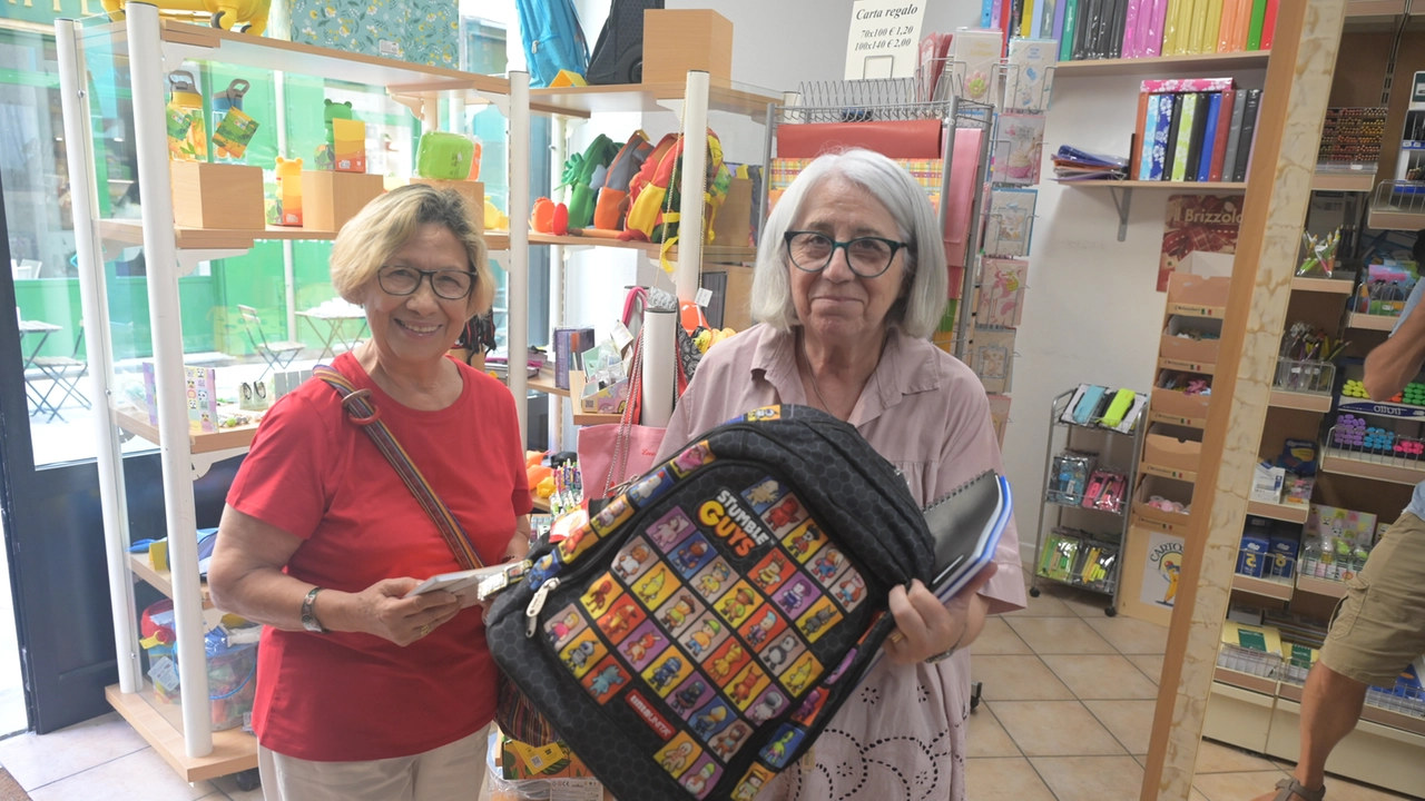 Da sinistra Carmen Silva e la titolare della cartoleria Liquirizia che ha donato all’associazione astucci, quaderni temperini e matite Da sinistra Carmen Silva e la titolare della cartoleria Liquirizia che ha donato all’associazione astucci, quaderni temperini e matite