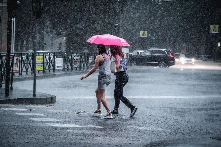 temporali grandine e vento in arrivo allerta gialla a milano e in lombardia