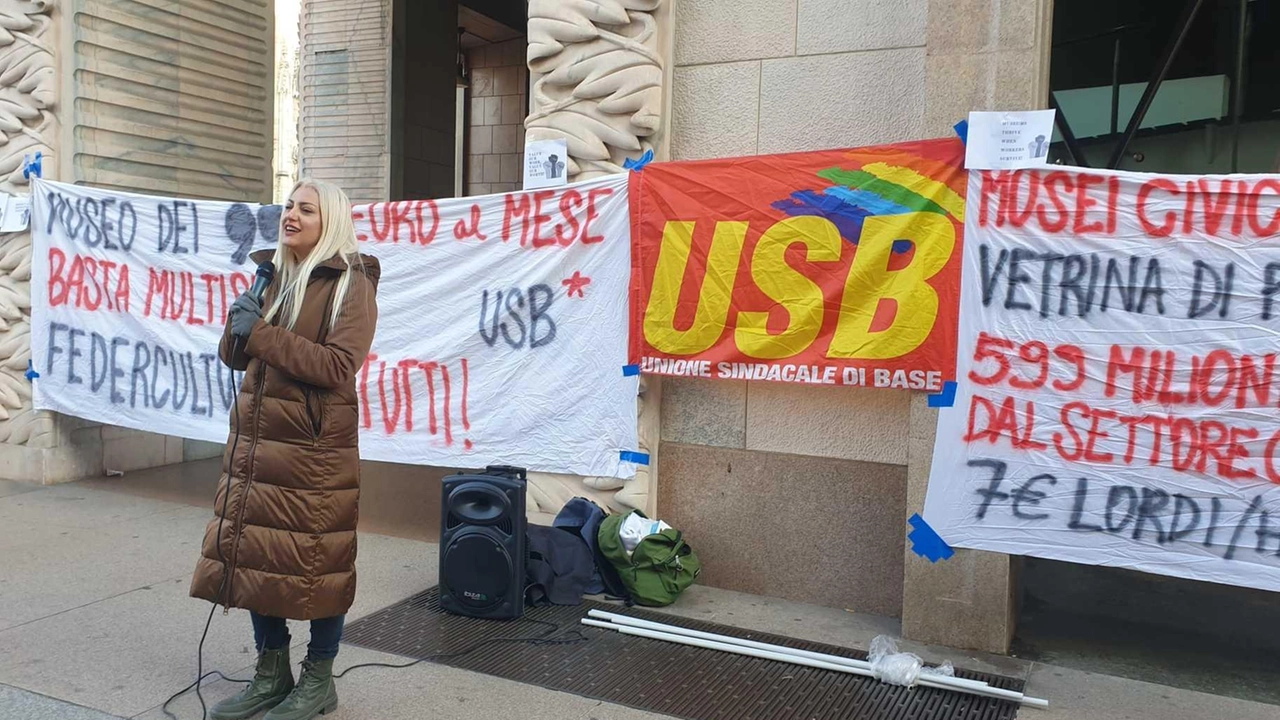 Mirbazel Fatemehsadat durante un presidio Usb davanti a Palazzo Marino Mirbazel Fatemehsadat durante un presidio Usb davanti a Palazzo Marino