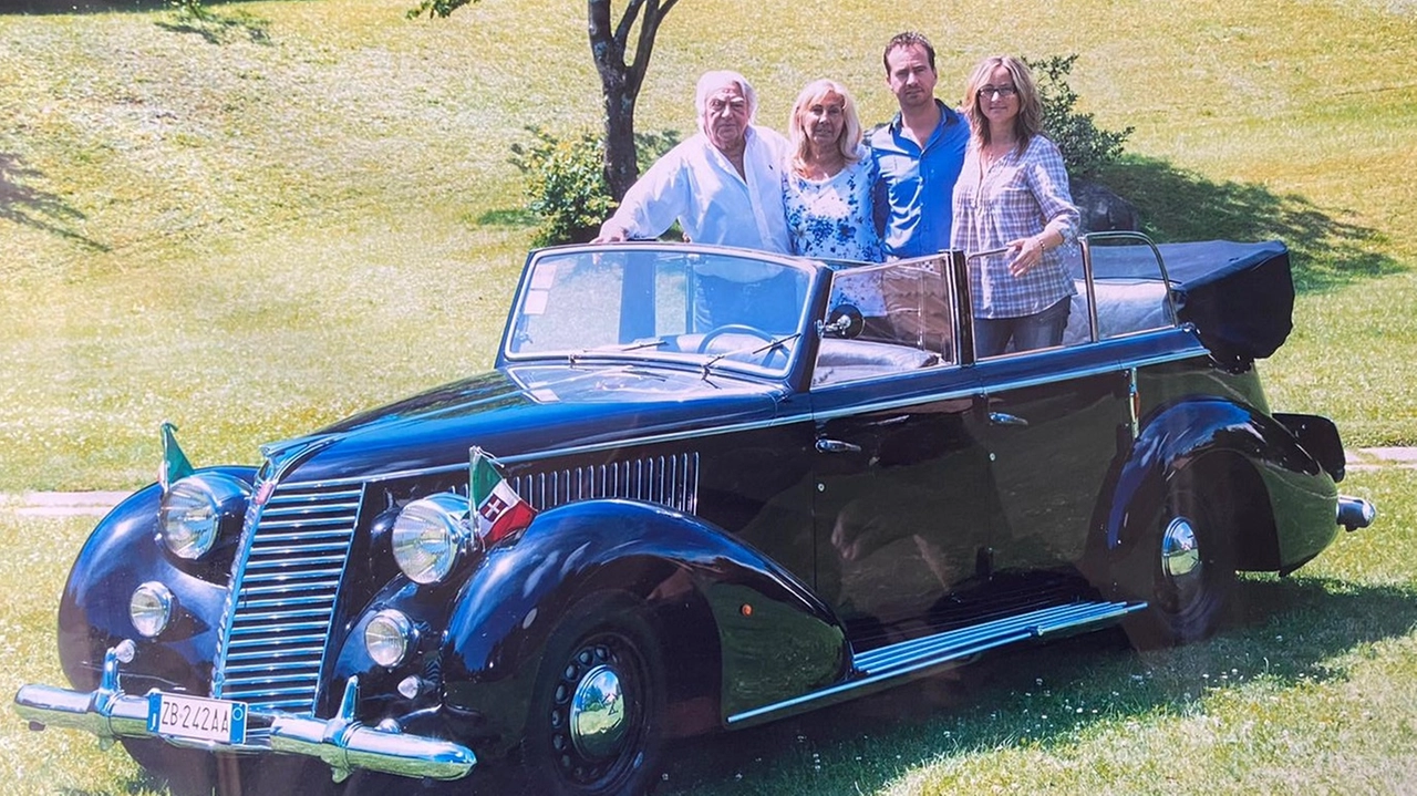 Raffaele Bacelliere con moglie e figli sull'"auto del Re"