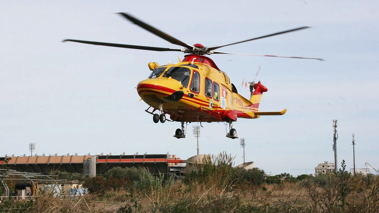 L'uomo è stato soccorso dall'eliambulanza (foto di repertorio) L'uomo è stato soccorso dall'eliambulanza (foto di repertorio)