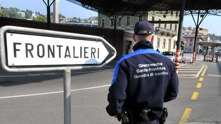 Tassa sulla salute per i frontalieri: si accende la battaglia. Manifestazione e appelli alle Regioni