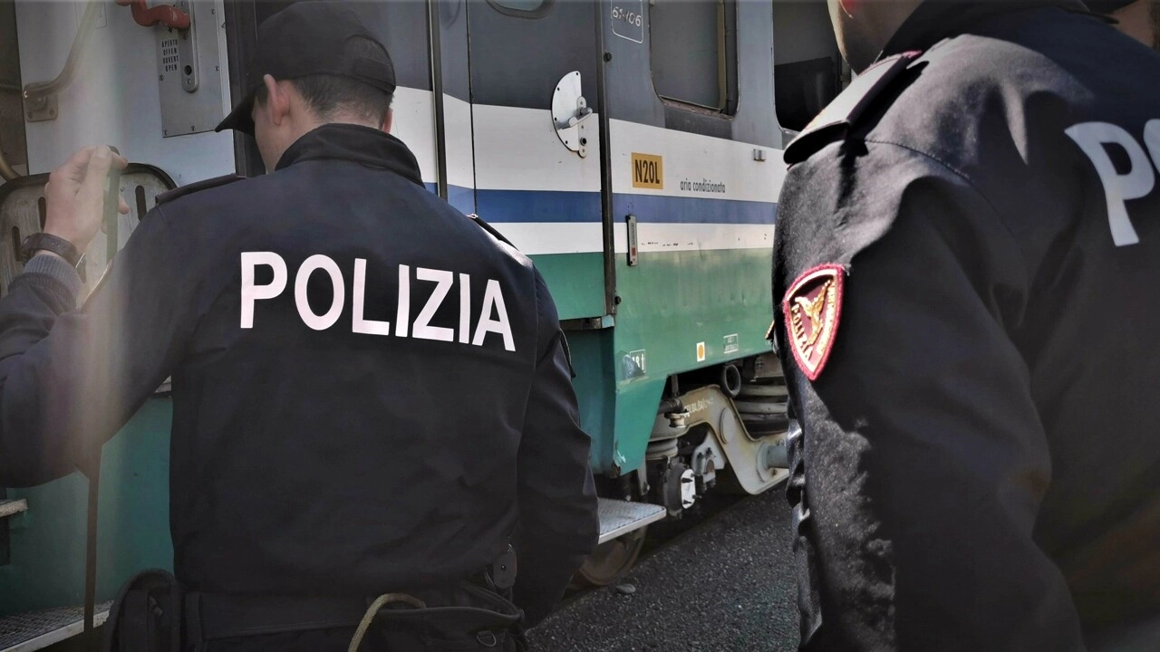 L'intervento della polizia ferroviaria (foto di repertorio)