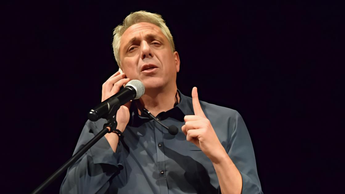 L’assolo di Max Pisu: "Dalla provincia a Zelig. Ma resto un magazziniere" L’assolo di Max Pisu: "Dalla provincia a Zelig. Ma resto un magazziniere"