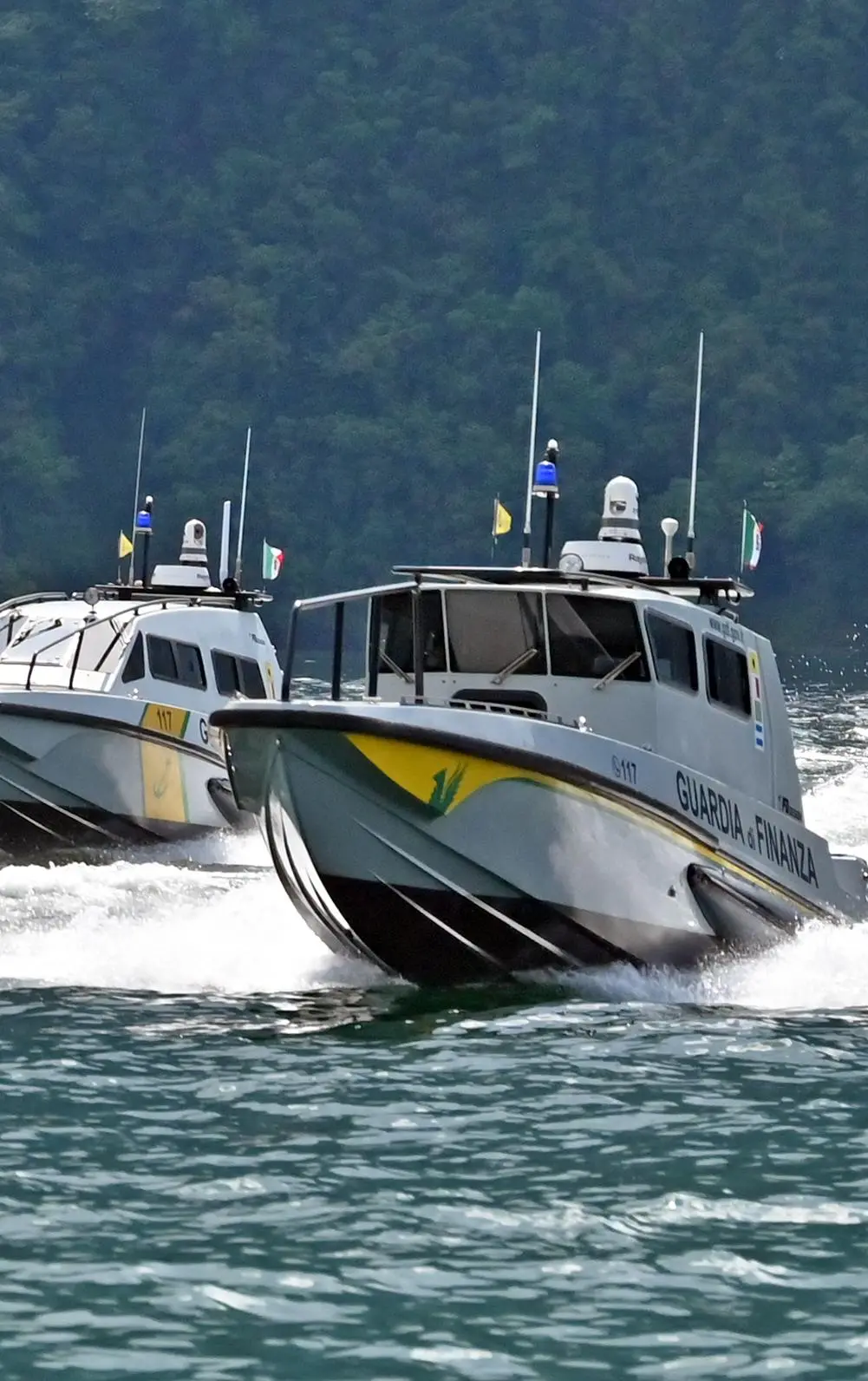 Darsene e pontili abusivi. Blitz della Finanza lungo i laghi. Canoni evasi, scattano i sigilli