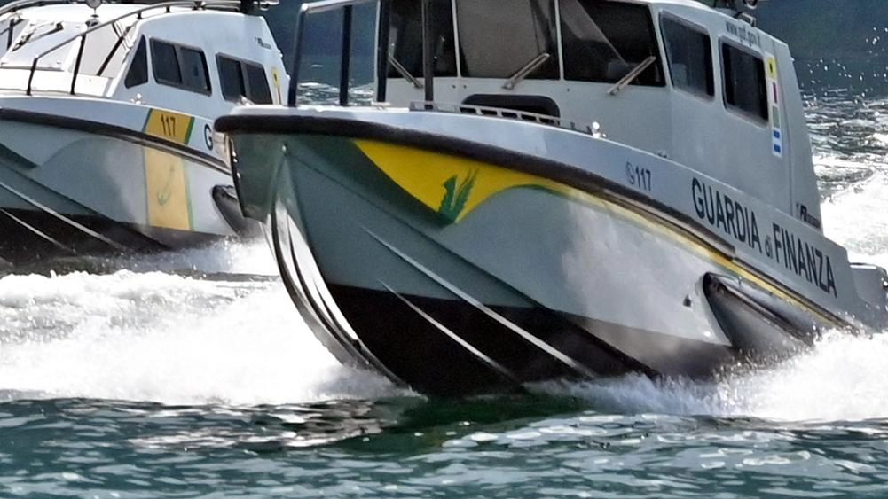 Darsene e pontili abusivi. Blitz della Finanza lungo i laghi. Canoni evasi, scattano i sigilli