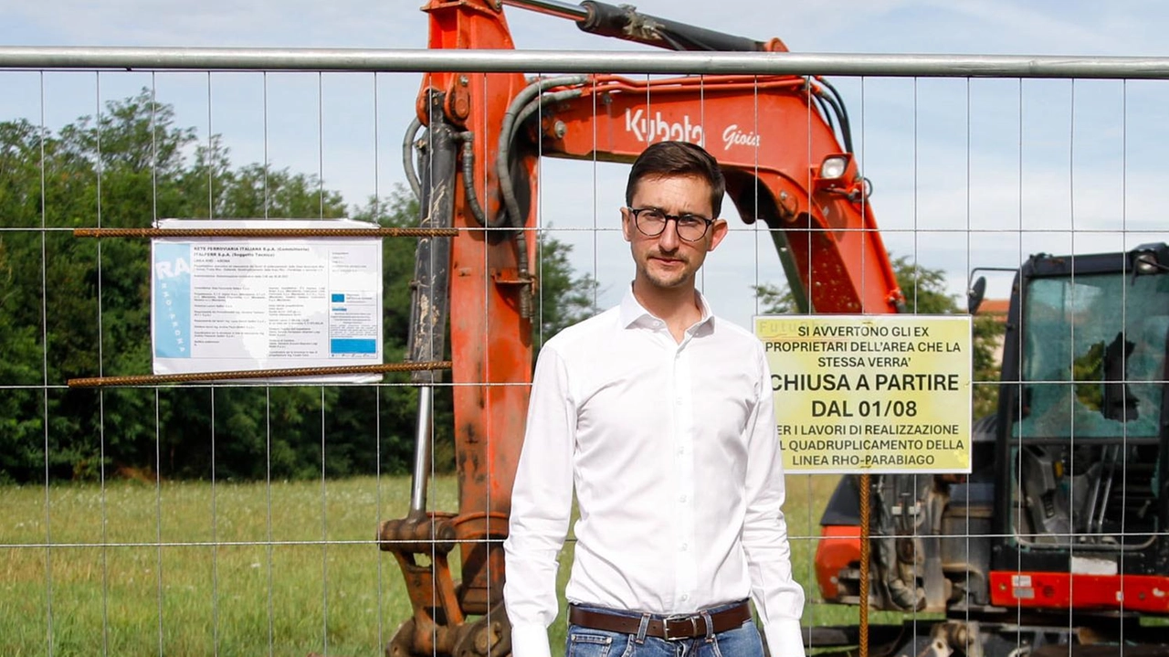 Il sindaco di Vanzago Lorenzo Musante davanti al cantiere In paese l’opera definita “devastante“ suscita forti protest Il sindaco di Vanzago Lorenzo Musante davanti al cantiere In paese l’opera definita “devastante“ suscita forti protest