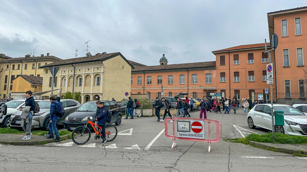 Alunni all’uscita dalle scuole medie in via Cattaneo Il tour degli amministratori proseguirà in altri istituti Alunni all’uscita dalle scuole medie in via Cattaneo Il tour degli amministratori proseguirà in altri istituti
