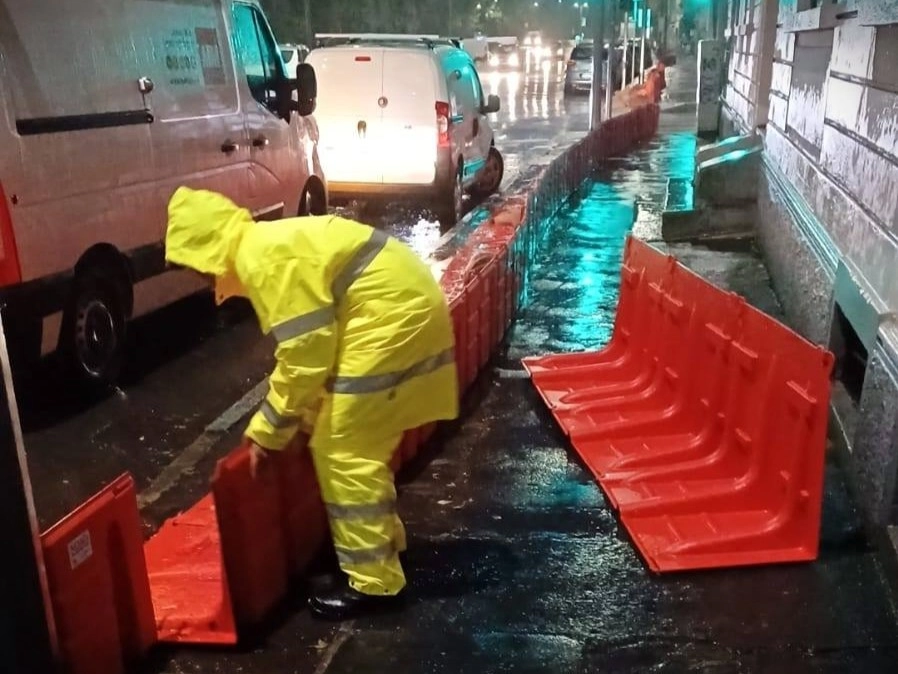 A Ponte Lambro le paratie mobili in via Vittorini sono state attivate per proteggere il quartiere