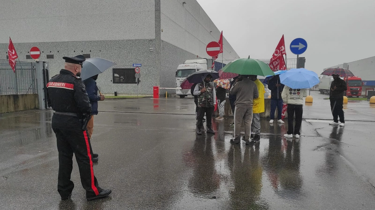 Nuova protesta questa mattina di alcuni lavoratori della cooperativa interna alla logistica Number One che si affaccia su via Pertini all'interno del polo produttivo Mirandolina, Codogno Nuova protesta questa mattina di alcuni lavoratori della cooperativa interna alla logistica Number One che si affaccia su via Pertini all'interno del polo produttivo Mirandolina, Codogno