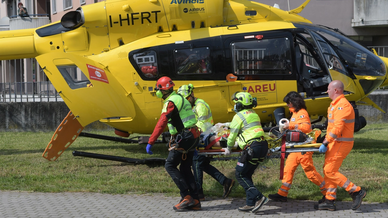 Il venticinquenne è stato soccorso sul posto e poi trasportato con l’eliambulanza all’ospedale Niguarda di Milano