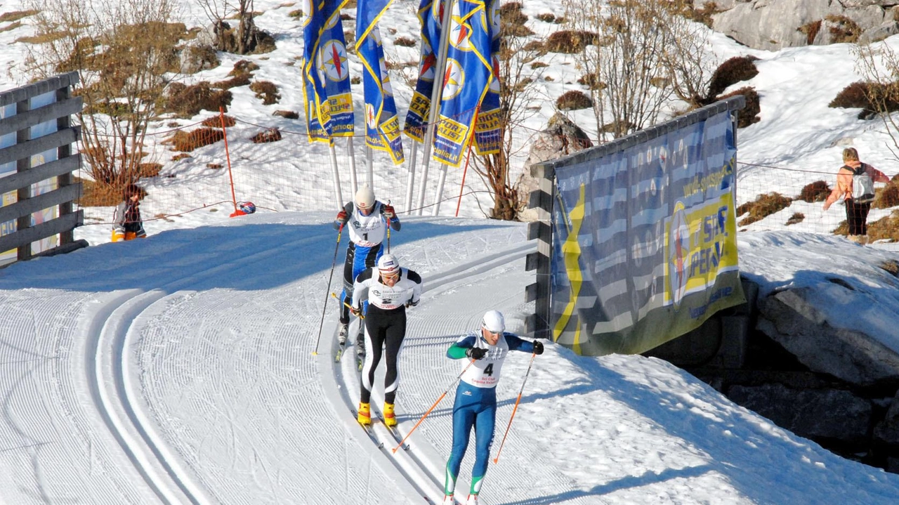 Sportivi sulla pista di sci di fondo ai Piani di Bobbio. Si. attende sostegno Sportivi sulla pista di sci di fondo ai Piani di Bobbio. Si. attende sostegno