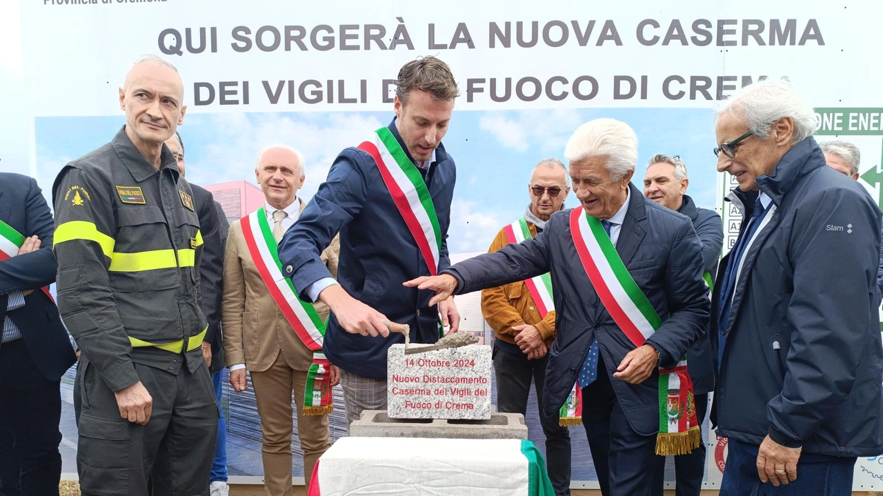 C’erano tutti ieri mattina alle 10 per la posa della prima pietra della caserma dei vigili del fuoco, in via... C’erano tutti ieri mattina alle 10 per la posa della prima pietra della caserma dei vigili del fuoco, in via...