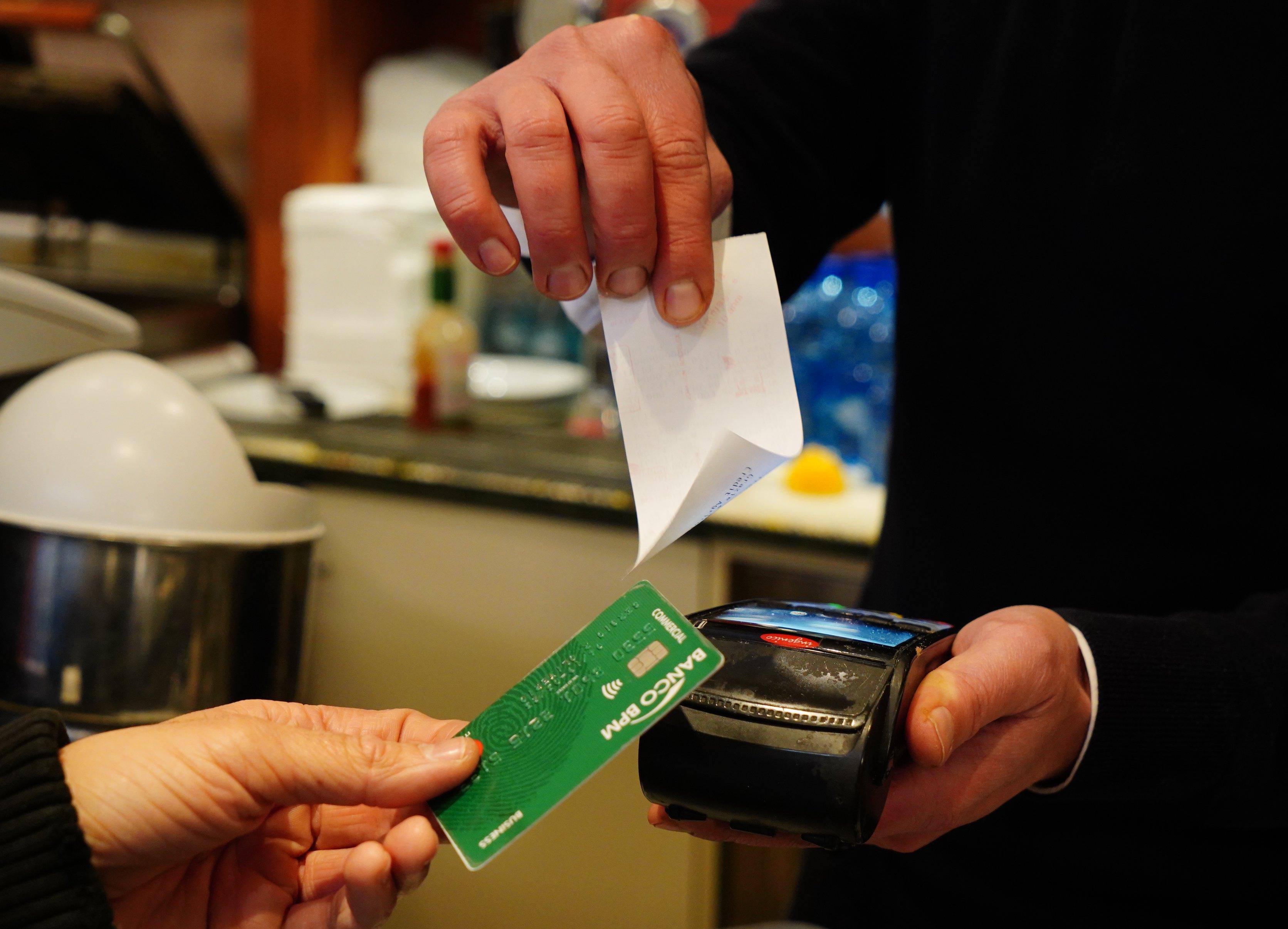 Vincono 25mila euro alla lotteria degli scontrini ma il premio viene loro negato: cosa è successo a una coppia lombarda Vincono 25mila euro alla lotteria degli scontrini ma il premio viene loro negato: cosa è successo a una coppia lombarda