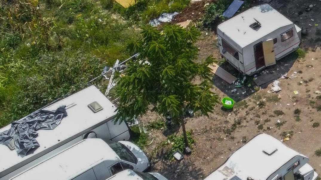 In attesa della decisione del giudice sull’affidamento dei quattro minori ieri mattina alcune famiglie nomadi si sono allontanate, poi sono rientrate. In attesa della decisione del giudice sull’affidamento dei quattro minori ieri mattina alcune famiglie nomadi si sono allontanate, poi sono rientrate.