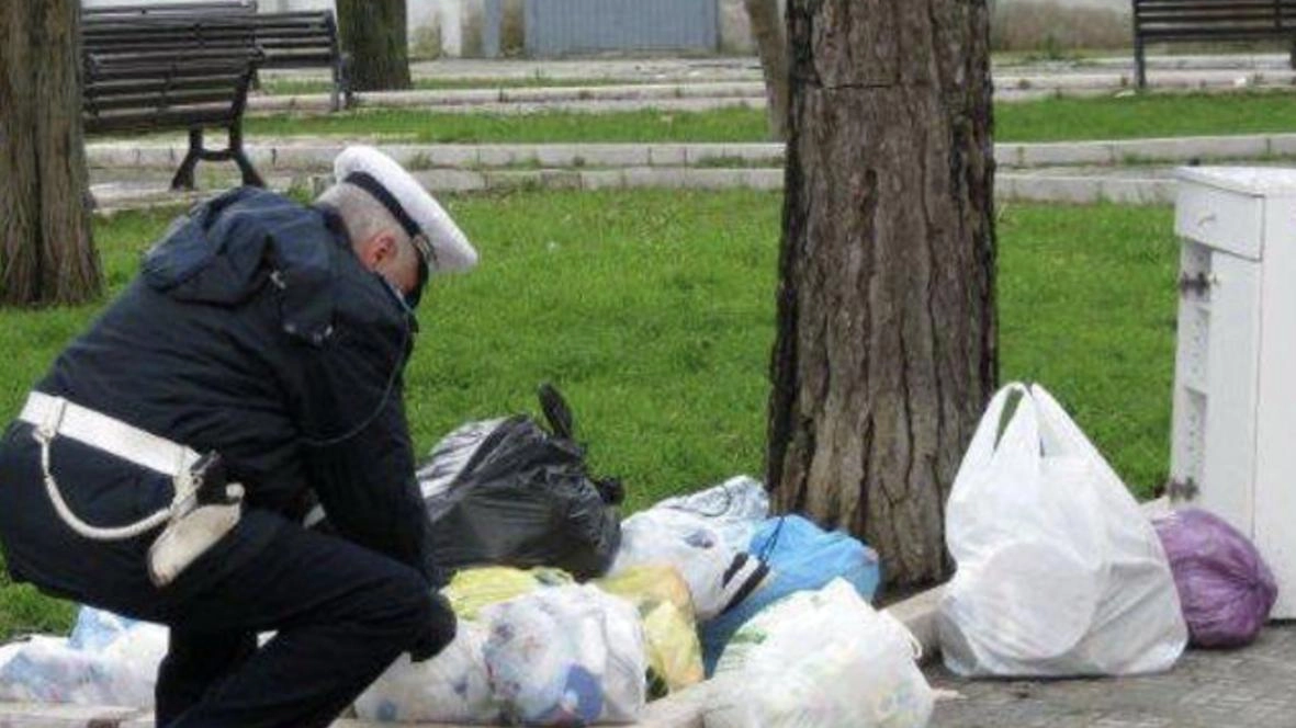 Un altro maleducato è stato sanzionato dagli agenti della polizia locale per aver abbandonato diversi sacchi non conformi in centro,...
