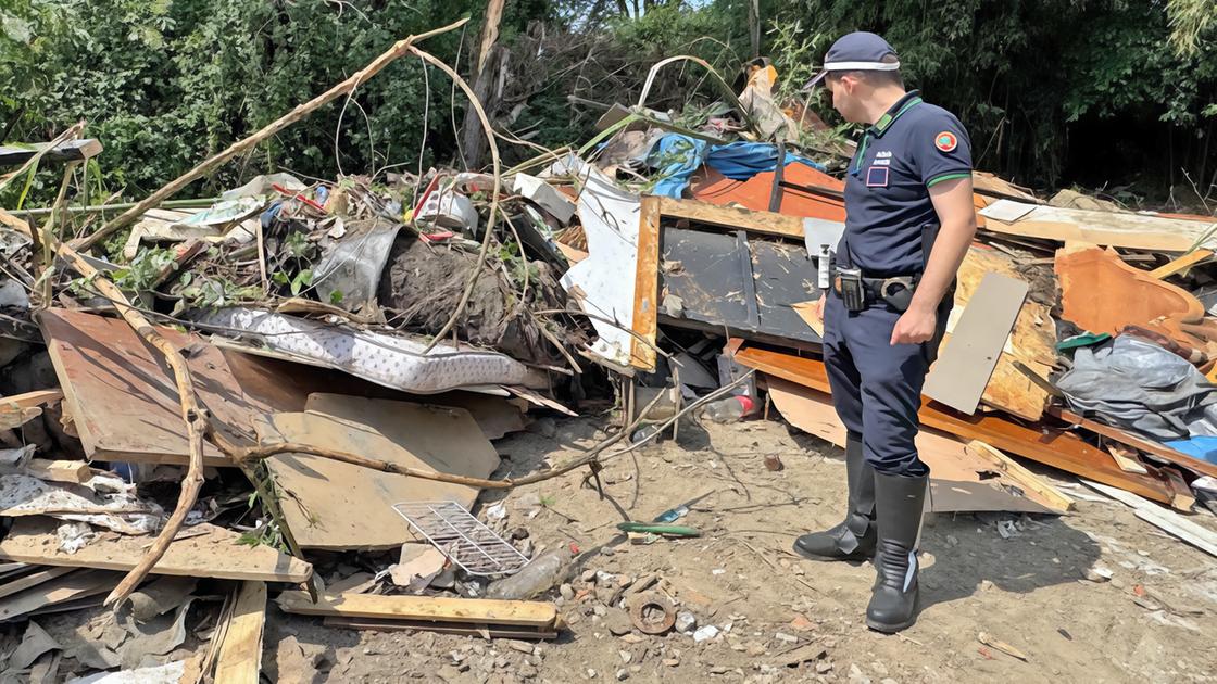 Blitz della polizia locale in un villaggio abusivo. Smantellate le baracche Blitz della polizia locale in un villaggio abusivo. Smantellate le baracche