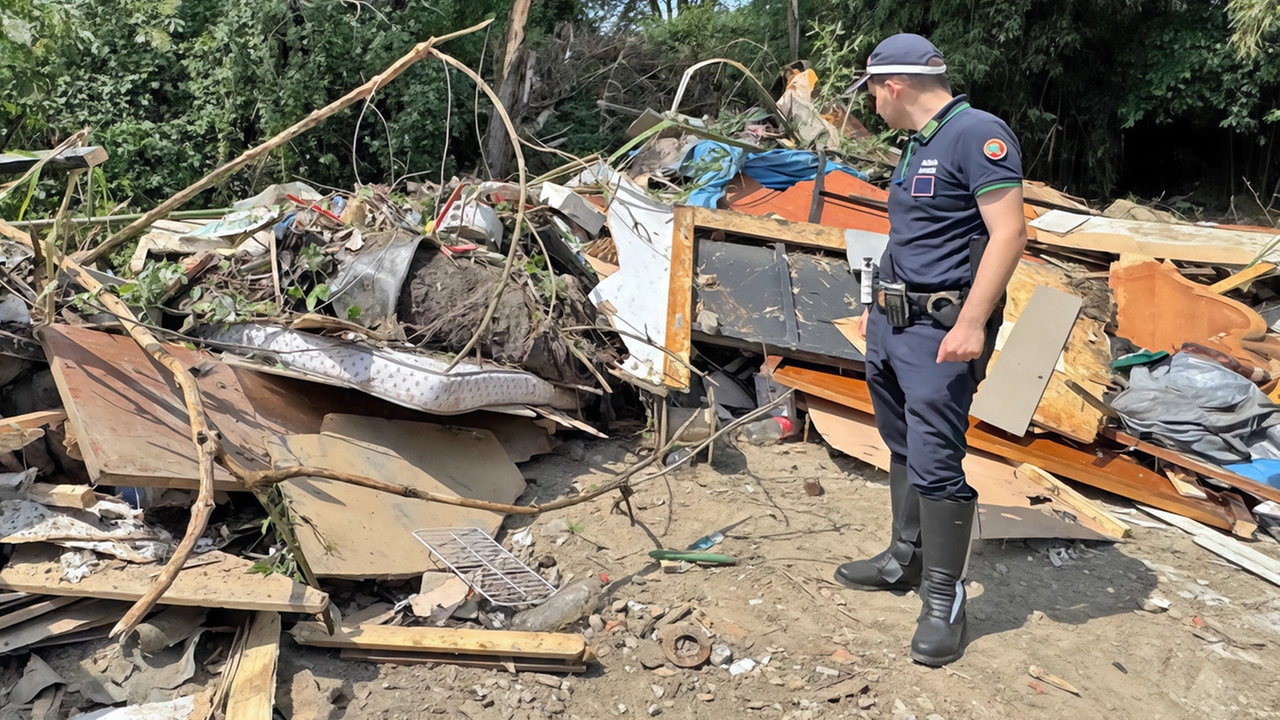 Blitz della polizia locale in un insediamento di tredici baracche, sgomberato e smantellato un villaggio abusivo. All’interno delle baracche costruite... Blitz della polizia locale in un insediamento di tredici baracche, sgomberato e smantellato un villaggio abusivo. All’interno delle baracche costruite...