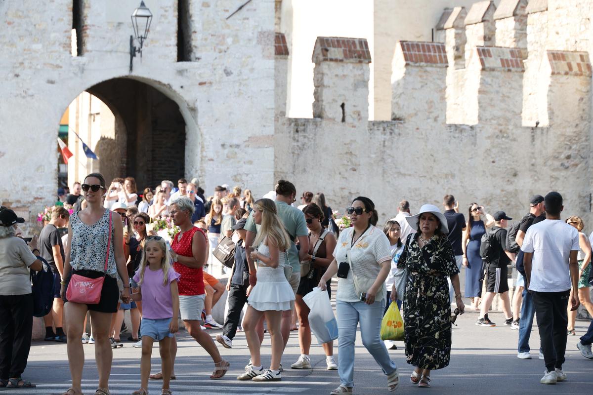 Ferragosto 2025, Sirmione già pronta a tutto tra ordinanze e street tutor: “Attrezzati per l’overtourism”